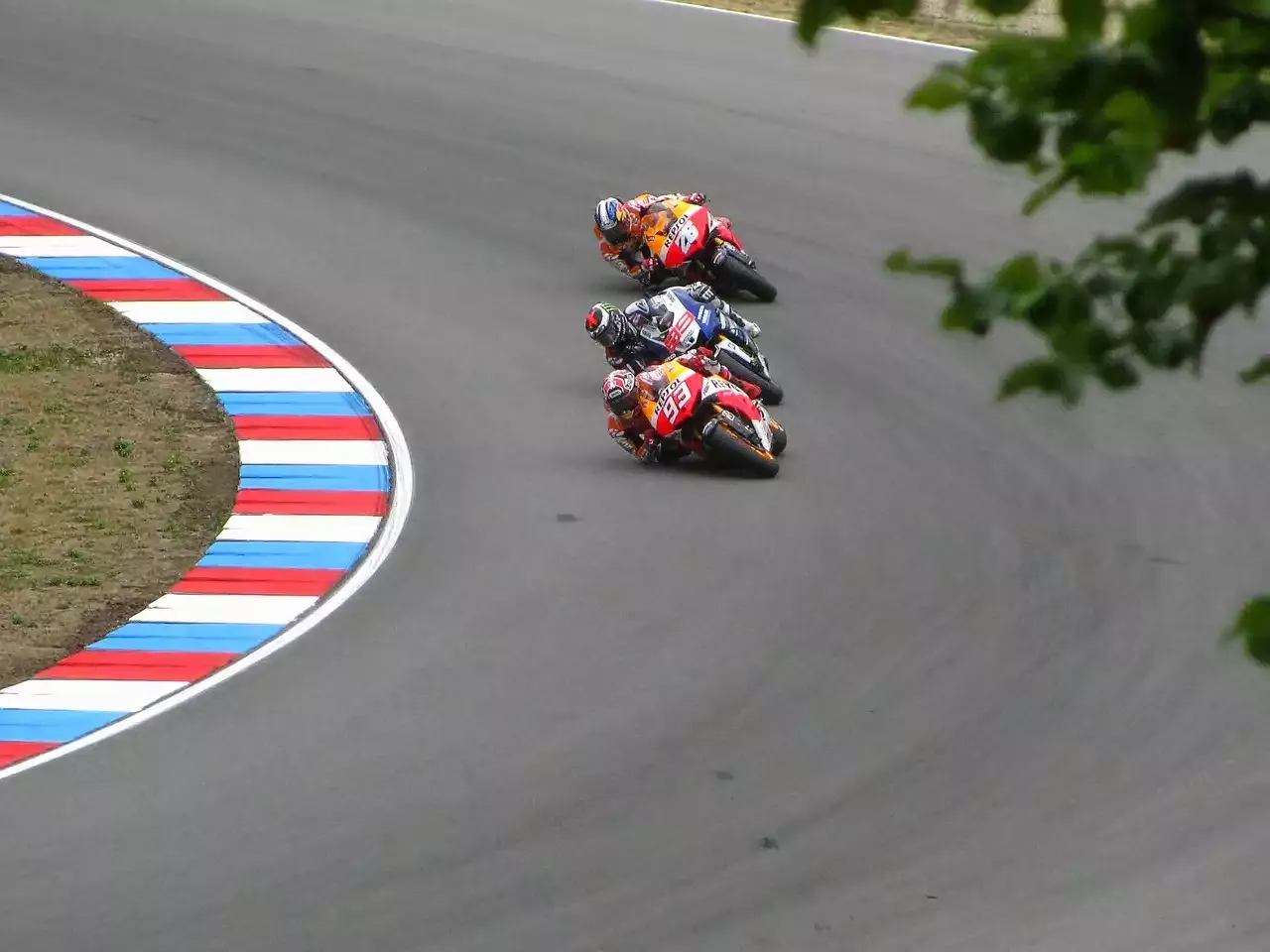 The Art of Overtaking in MotoGP: A Look at the Different Techniques Used by Riders